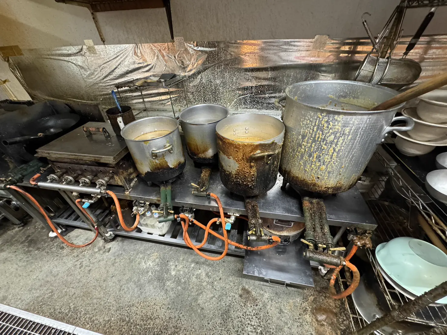 買取が完了し、トラックへ積み込まれる厨房機器。岡山市内での迅速な作業風景です。